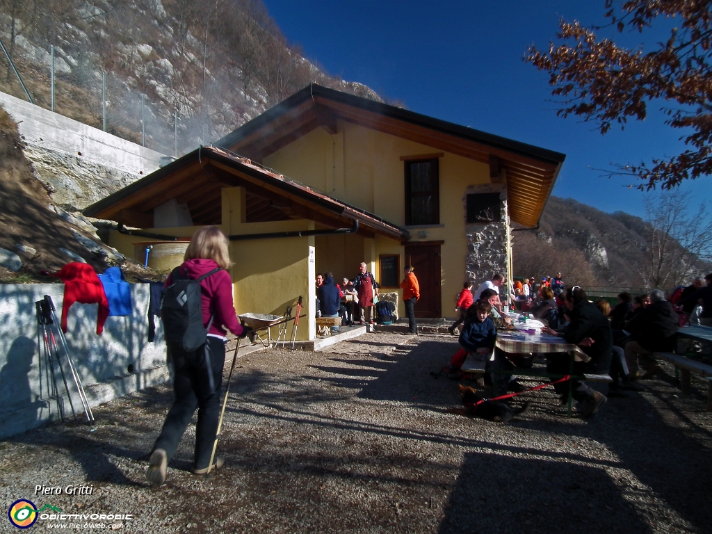 54 al Rifugio Alpini Canto Alto.JPG